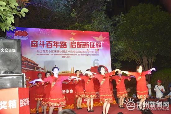 “脑瘫诗人”余秀华一夜爆红,结识小14岁的男友,却遭家暴